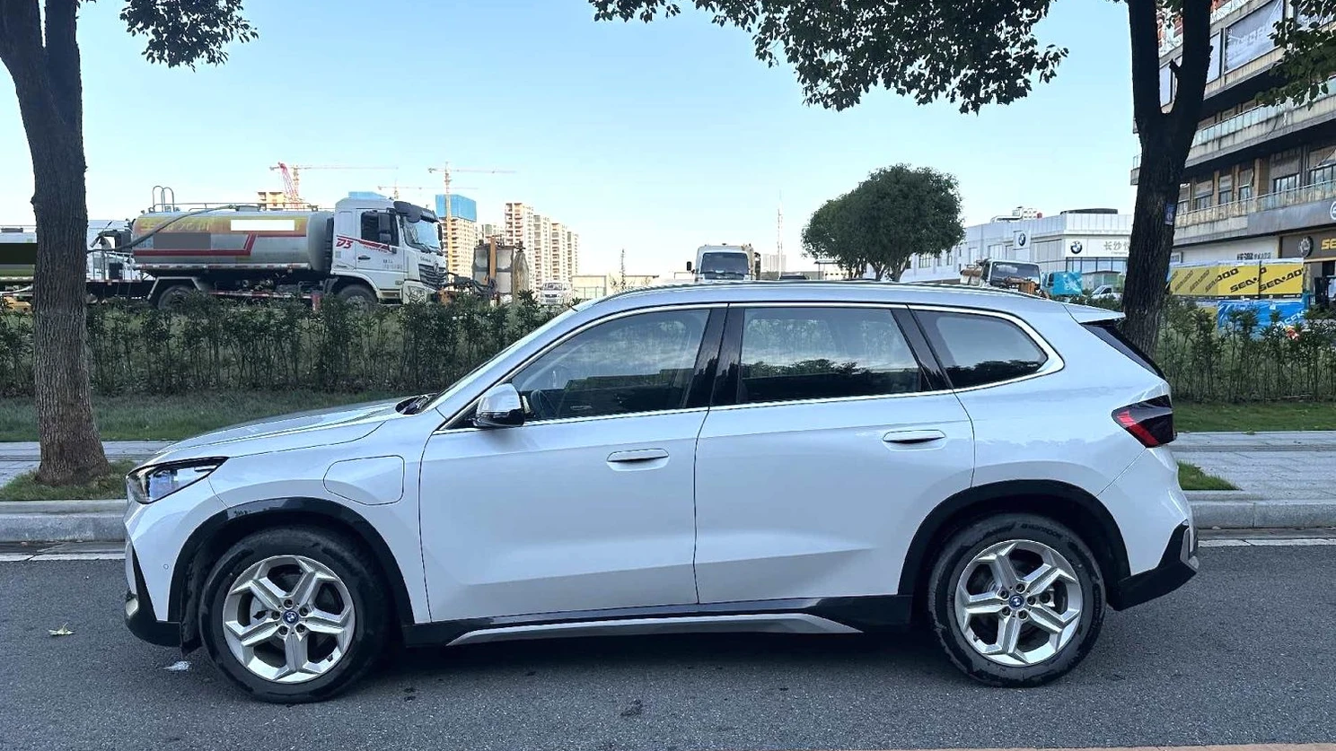 2025 BMW iX1 eDrive25L Electric - 16,000 km