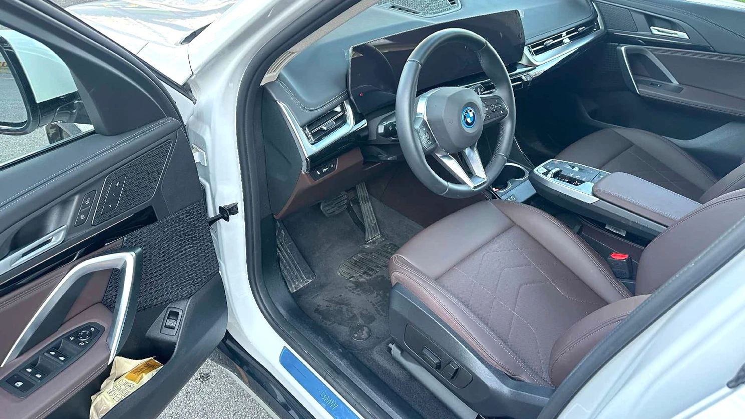 BMW iX1 photo 2