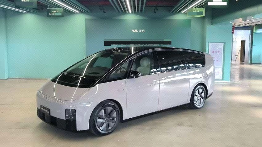 2024 Li Auto MEGA Ultra Electric - 7,700 km