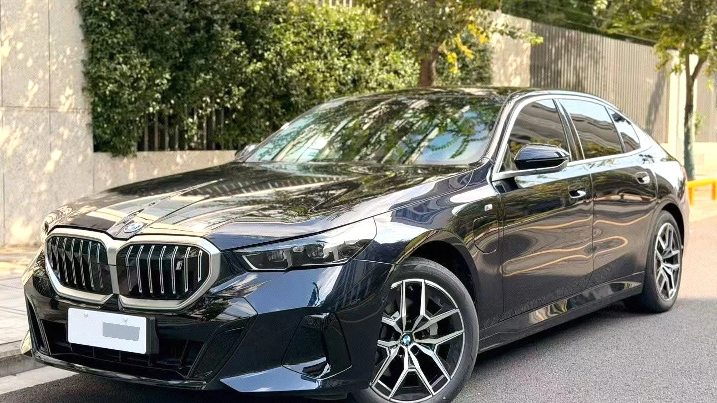 2025 BMW i5 eDrive35L Electric - 9,000 km