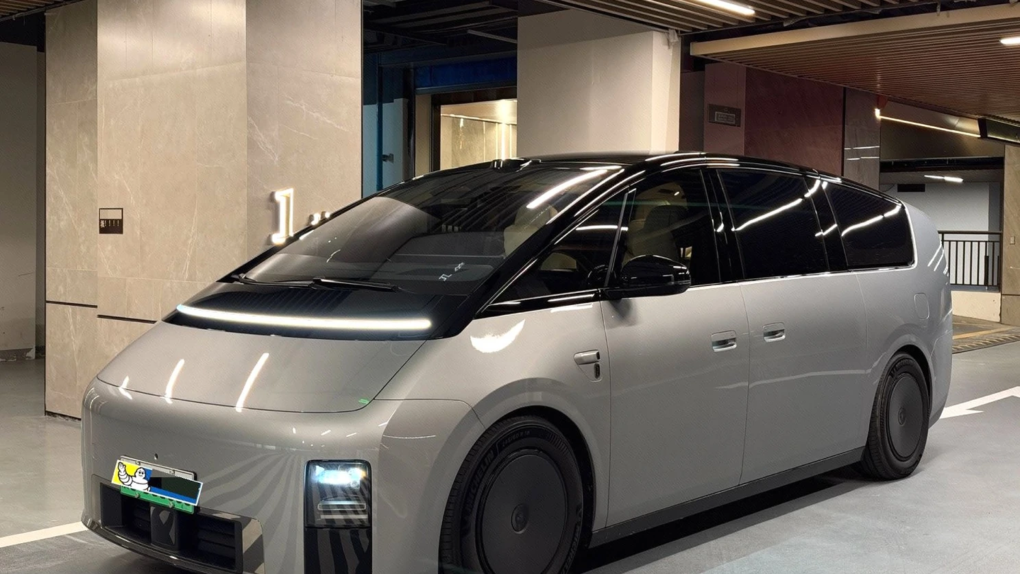 2026 Li Auto MEGA Home Electric - 1,000 km
